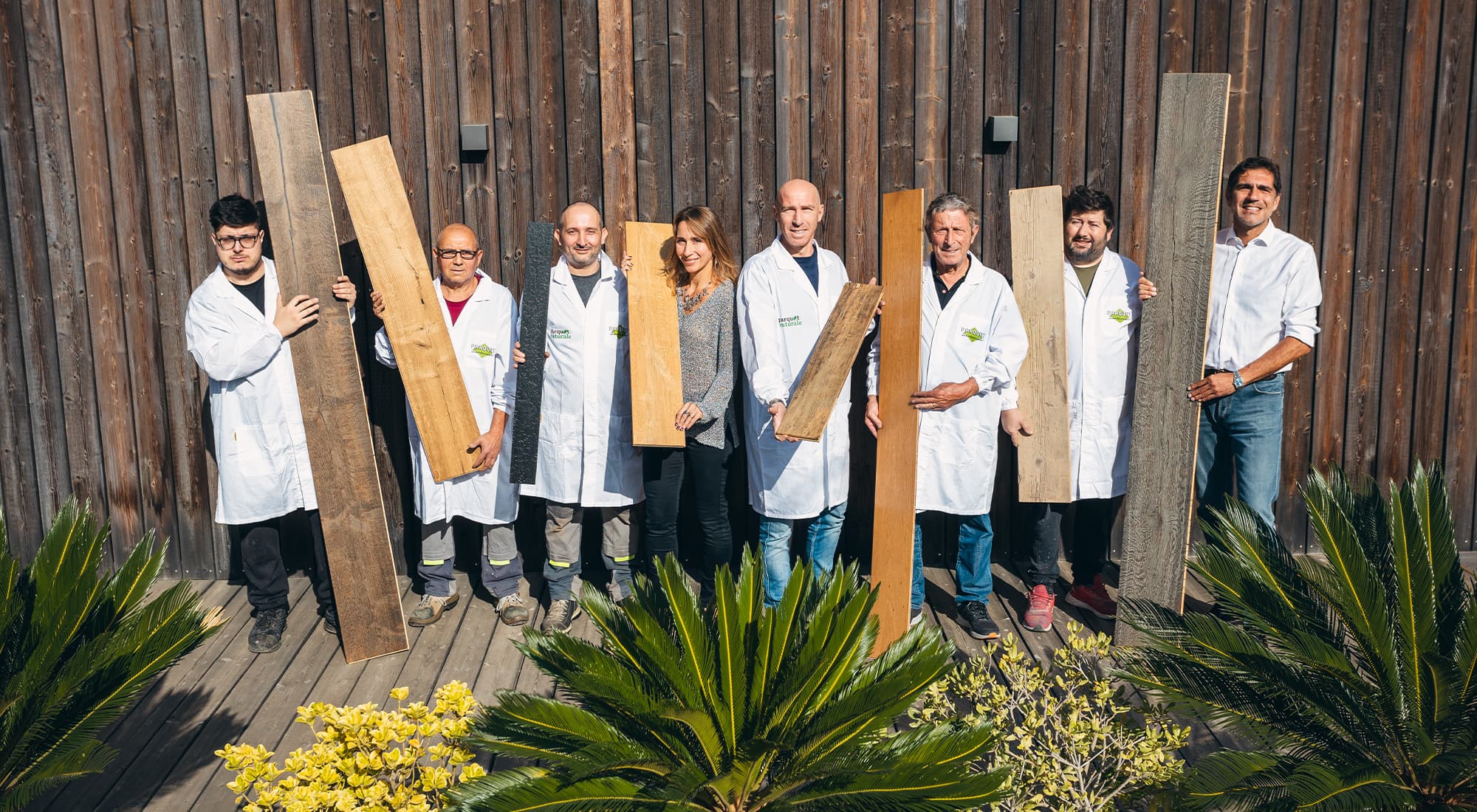 Tutto lo staff di Parquet Sartoriale con delle tavole di parquet realizzate su misura