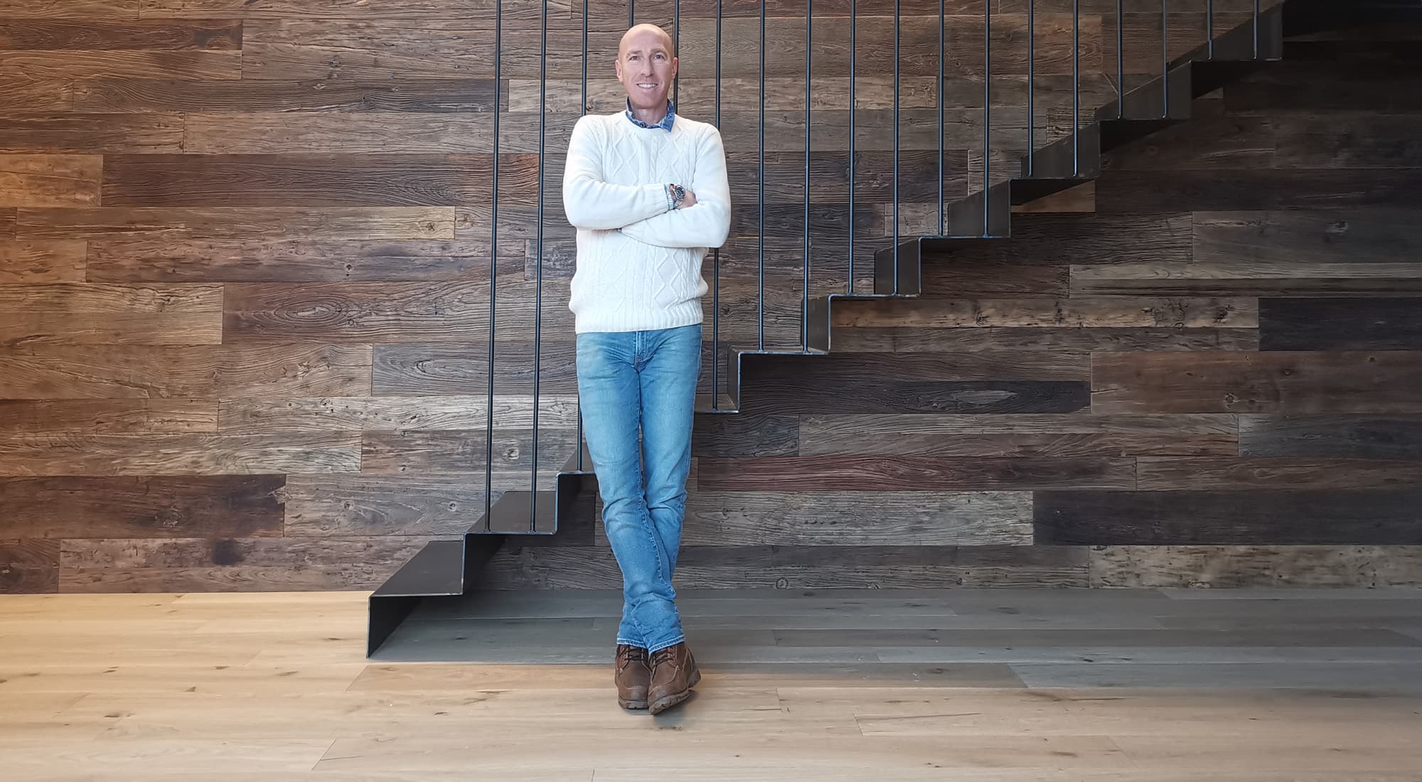 Andrea Paoloni di Parquet Sartoriale e una parete in legno di parquet