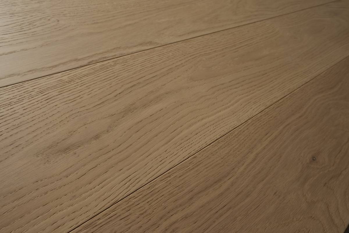 Pavimenti in legno laccato o parquet con effetto naturale?