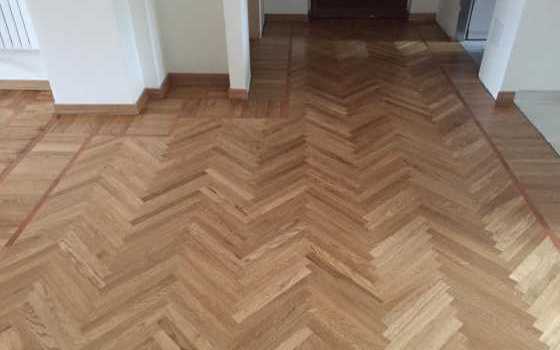 Prefinitura di un parquet in rovere a spina italiana naturale spazzolato color miele 