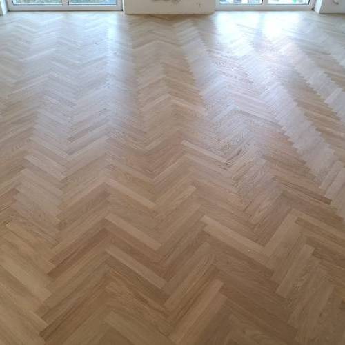 Parquet a piccola spina italiana in legno massello di rovere levigato e finito a pavimento