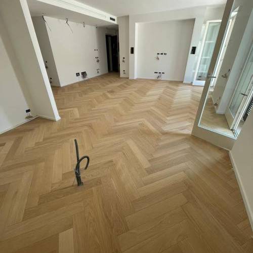 Elegante spina italiana in formato maxi con tratamento idrorepellente resistente al graffio color naturale