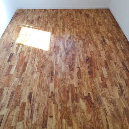 Pavimento in legno di ulivo rustico in formato listoncino posato a correre 