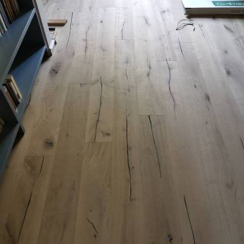 Quercia rustica anticata con spazzolatura forte e stuccature in costrasto