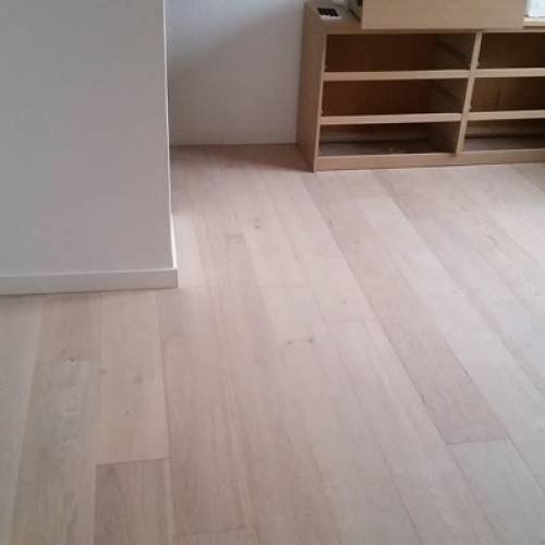 Pavimento in rovere prima scelta sbiancato con finitura opaca naturalizzata