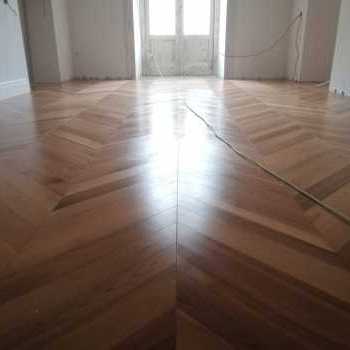 Prefinitura di un parquet in rovere a spina italiana naturale spazzolato color miele 