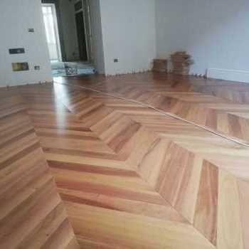 Prefinitura di un parquet in rovere a spina italiana naturale spazzolato color miele 