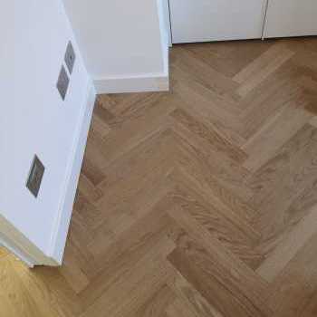 Prefinitura di un parquet in rovere a spina italiana naturale spazzolato color miele 