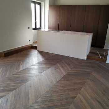 Prefinitura di un parquet in rovere a spina italiana naturale spazzolato color miele 