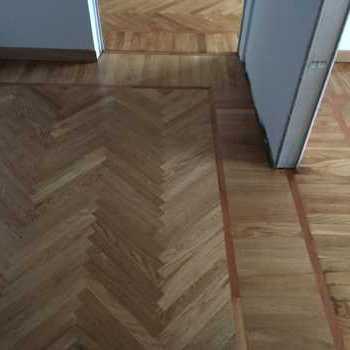 Prefinitura di un parquet in rovere a spina italiana naturale spazzolato color miele 