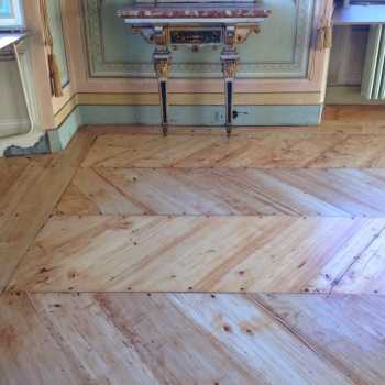 Prefinitura di un parquet in rovere a spina italiana naturale spazzolato color miele 