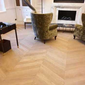 Prefinitura di un parquet in rovere a spina italiana naturale spazzolato color miele 