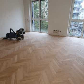 Prefinitura di un parquet in rovere a spina italiana naturale spazzolato color miele 